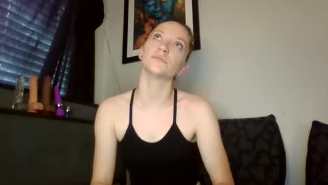 Snapshot of lizzyvonn chatting on 04.08.26 Lizzie Vonn online show from 04.08.26