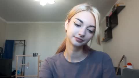 Snapshot of loisepadovano chatting on 09.25.25 Amelia online show from 09.25.25