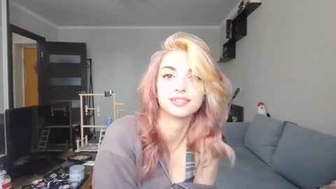 Snapshot of loisepadovano chatting on 09.29.25 Amelia online show from 09.29.25