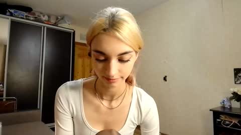 Snapshot of loisepadovano chatting on 10.12.25 Amelia online show from 10.12.25