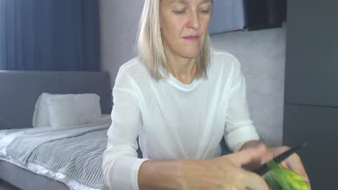 Snapshot of lolaaelita chatting on 10.06.25 Lola online show from 10.06.25