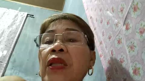 Snapshot of lolamommie chatting on 12.25.24 tey online show from 12.25.24