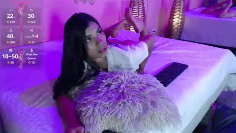 Snapshot of lolapierce chatting on 09.14.25 loli online show from 09.14.25