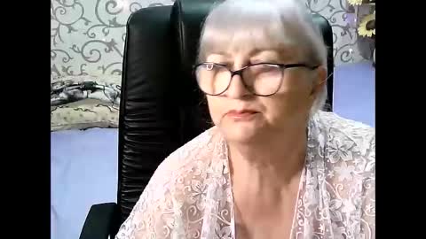 Snapshot of lolkaalyss chatting on 01.28.25 LolkaAlyss online show from 01.28.25