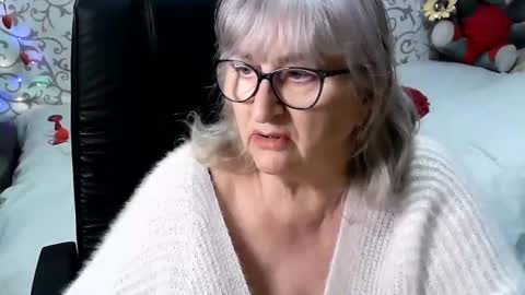 Snapshot of lolkaalyss chatting on 02.14.25 LolkaAlyss online show from 02.14.25