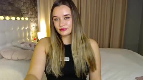 Snapshot of lollidoli__ chatting on 12.20.25 Victoria online show from 12.20.25