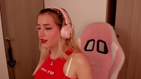 Snapshot of lollypetitte_ chatting on 02.18.25 Lolly online show from 02.18.25