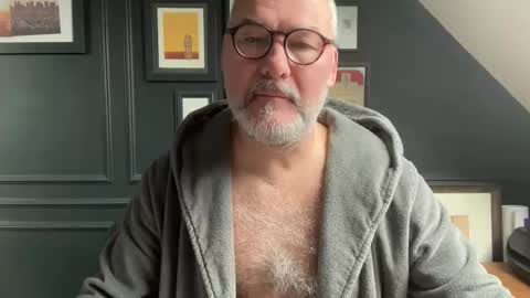 Snapshot of londongent2023 chatting on 02.20.26 EnglishBear online show from 02.20.26