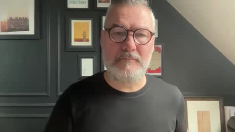 Snapshot of londongent2023 chatting on 03.04.26 EnglishBear online show from 03.04.26