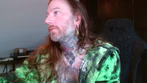 Snapshot of longhair021 chatting on 02.04.25 longhair online show from 02.04.25