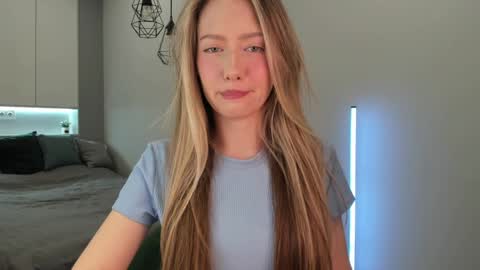 Snapshot of longoriaeva chatting on 01.17.25 Eva online show from 01.17.25