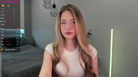 Snapshot of longoriaeva chatting on 02.06.25 Eva online show from 02.06.25