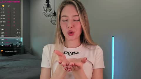 Snapshot of longoriaeva chatting on 02.20.25 Eva online show from 02.20.25