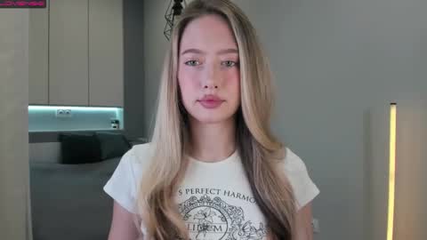 Snapshot of longoriaeva chatting on 10.06.25 Eva online show from 10.06.25