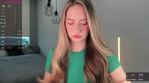 Snapshot of longoriaeva chatting on 12.22.25 Eva online show from 12.22.25