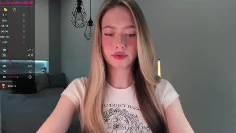 Snapshot of longoriaeva chatting on 01.12.26 Eva online show from 01.12.26