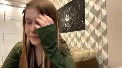 Snapshot of looking_me chatting on 11.03.25 EVA online show from 11.03.25