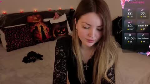 Snapshot of lora_amber chatting on 10.25.25 Lora online show from 10.25.25