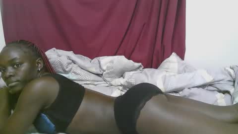 Snapshot of lora_amor chatting on 09.19.25 lora_amor online show from 09.19.25