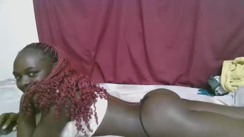 Snapshot of lora_amor chatting on 09.25.25 lora_amor online show from 09.25.25