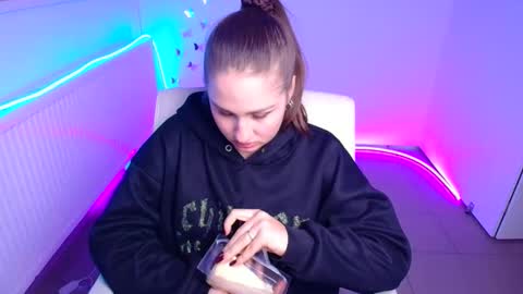 Snapshot of lora_kisses chatting on 10.21.25 Lora online show from 10.21.25