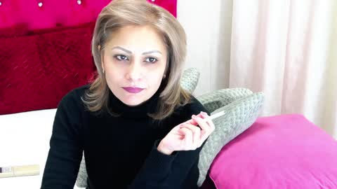 loradelniro1 online show from 12.29.24