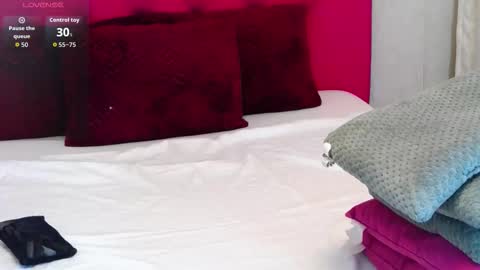 loradelniro1 online show from 09.23.25