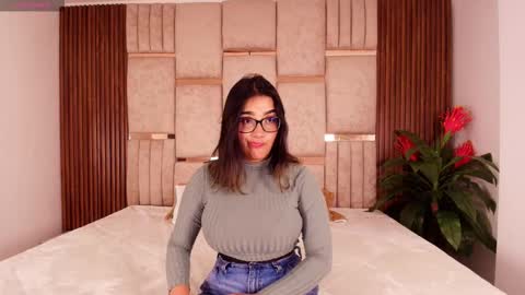 Snapshot of lorein_dim chatting on 10.16.25  Lorein  online show from 10.16.25
