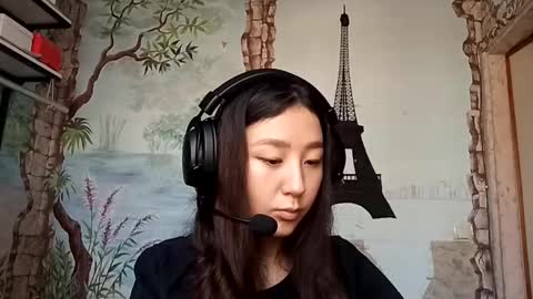 Snapshot of lorenelanosa chatting on 11.30.25 Sofia online show from 11.30.25