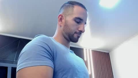 Snapshot of lorenzo_walker_ chatting on 09.18.25 L O R E N Z O Thumbs Up help online show from 09.18.25