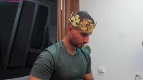 Snapshot of lorenzo_walker_ chatting on 11.01.25 L O R E N Z O Thumbs Up help online show from 11.01.25