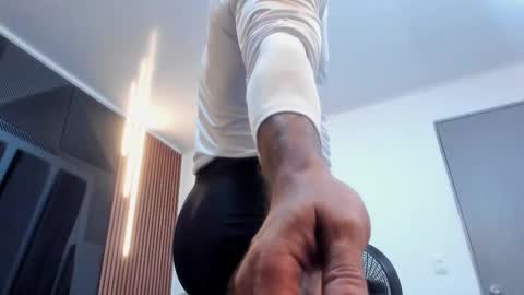 Snapshot of lorenzo_walker_ chatting on 11.24.25 L O R E N Z O Thumbs Up help online show from 11.24.25