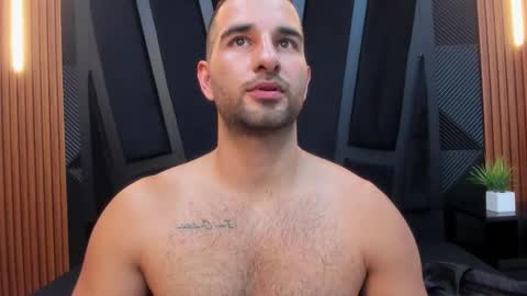 Snapshot of lorenzo_walker_ chatting on 11.26.25 L O R E N Z O Thumbs Up help online show from 11.26.25