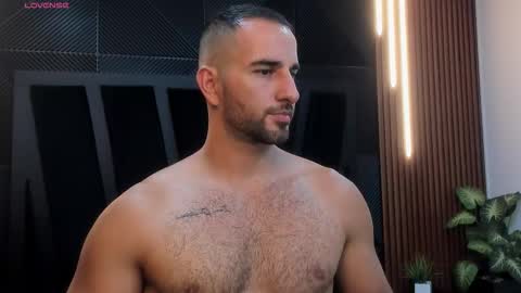 Snapshot of lorenzo_walker_ chatting on 12.05.25 L O R E N Z O Thumbs Up help online show from 12.05.25