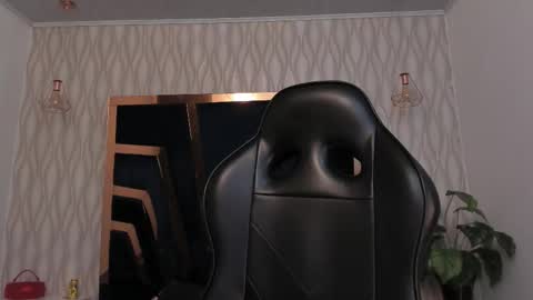 Snapshot of lorenzo_walker_ chatting on 01.07.26 L O R E N Z O Thumbs Up help online show from 01.07.26