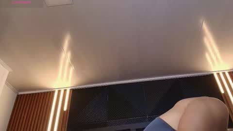 Snapshot of lorenzo_walker_ chatting on 01.16.26 L O R E N Z O Thumbs Up help online show from 01.16.26