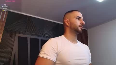 Snapshot of lorenzo_walker_ chatting on 04.17.26 L O R E N Z O Thumbs Up help online show from 04.17.26