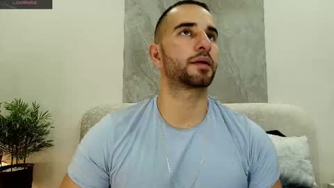 Snapshot of lorenzo_walker_ chatting on 07.01.26 L O R E N Z O Thumbs Up help online show from 07.01.26