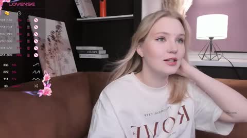 Snapshot of lorettacarnley chatting on 03.11.25 Alice online show from 03.11.25