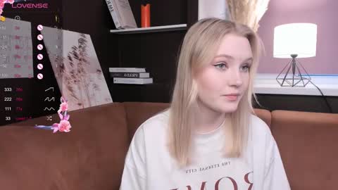 Snapshot of lorettacarnley chatting on 03.12.25 Alice online show from 03.12.25