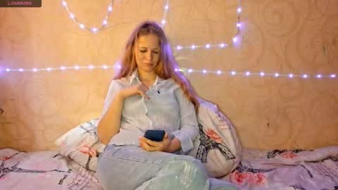 Snapshot of lornablatchley chatting on 10.24.25 Annie online show from 10.24.25