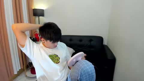Snapshot of louie_cute_asian chatting on 12.20.24 Kylie online show from 12.20.24