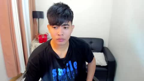 Snapshot of louie_cute_asian chatting on 02.01.25 Kylie online show from 02.01.25