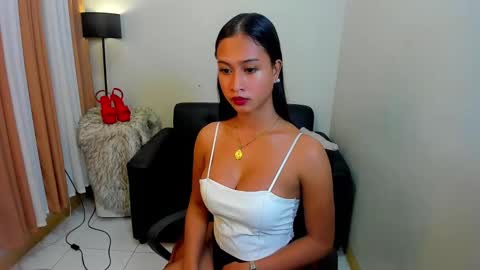 Snapshot of louie_cute_asian chatting on 02.11.25 Kylie online show from 02.11.25