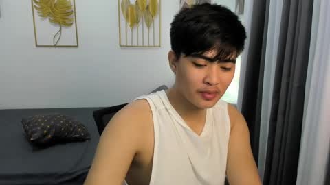 Snapshot of louie_cute_asian chatting on 02.21.25 Kylie online show from 02.21.25