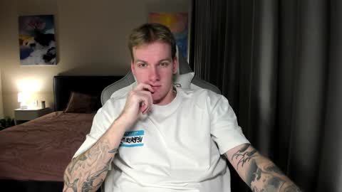 Snapshot of louisjafferson chatting on 12.26.24 Louis online show from 12.26.24