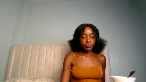 Snapshot of love_miah chatting on 10.08.25 Miah online show from 10.08.25