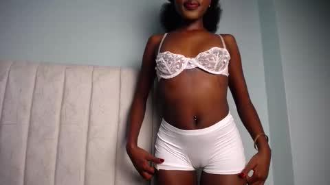 Snapshot of love_miah chatting on 10.14.25 Miah online show from 10.14.25