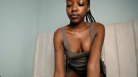 Snapshot of love_miah chatting on 11.20.25 Miah online show from 11.20.25