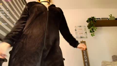 Sharol Leon online show from 01.15.25